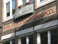 901009 Afbeelding van het opschrift 'RIJKSLANDBOUWWINTERSCHOOL' op het pand Oppenheimplein 6 te Utrecht.N.B. De school ...